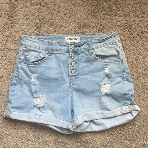 En jean shorts